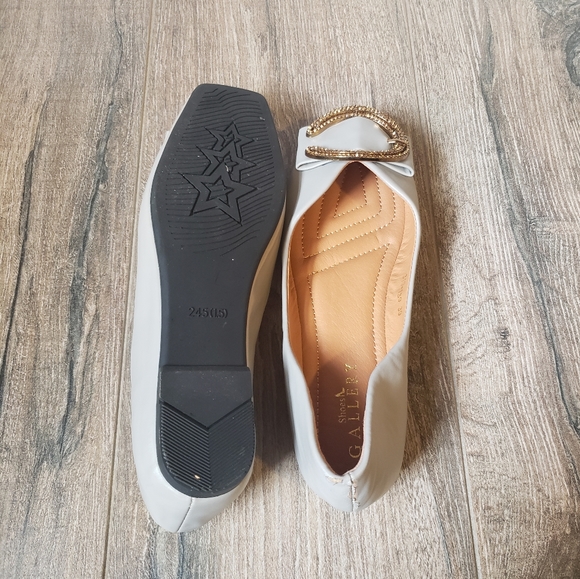 Grey Pumps with Gold Details - Picture 5 of 6